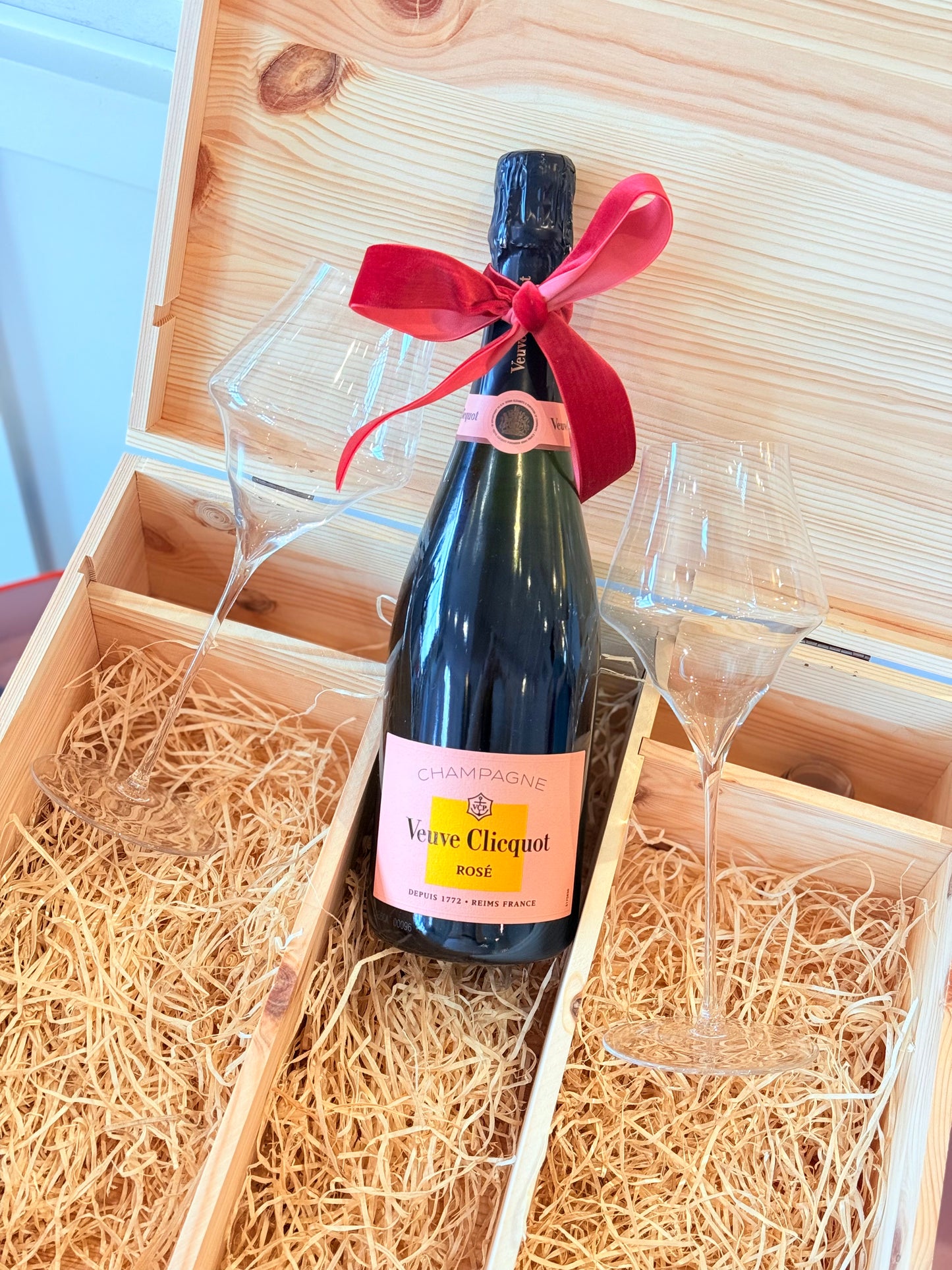 Set of Champagne glasses in crate gift set